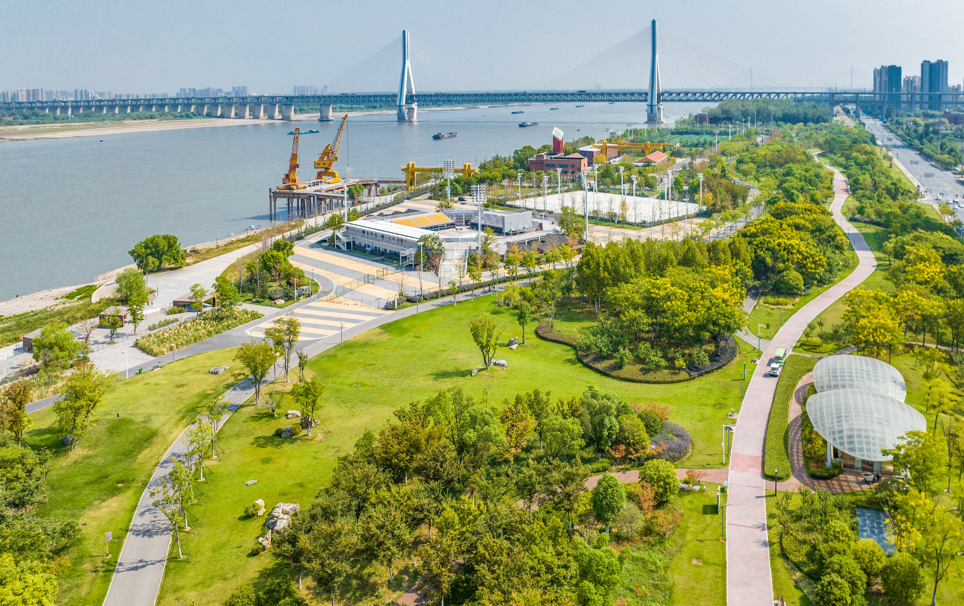 《長(zhǎng)江日?qǐng)?bào)》：漫江畫卷入城來(lái)